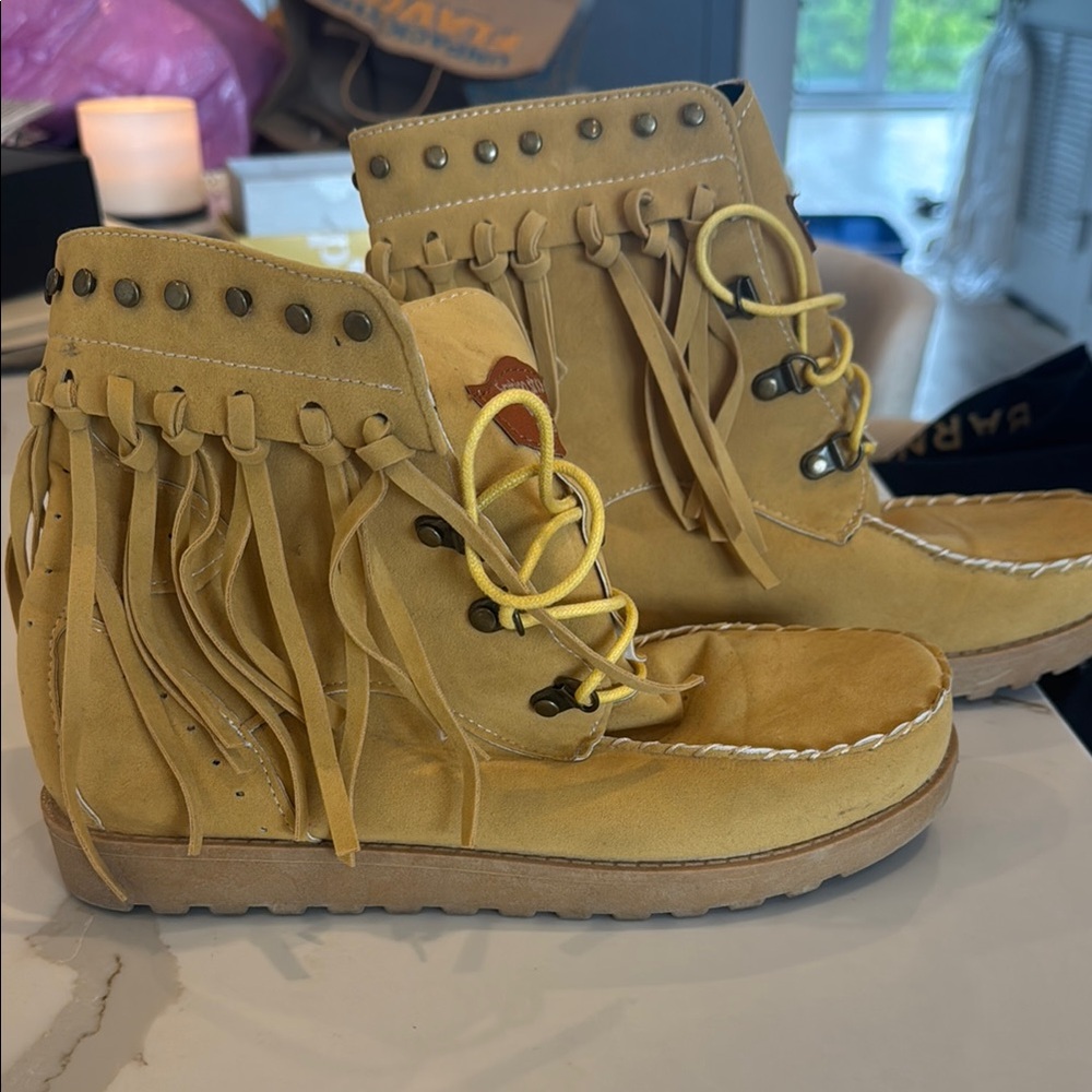 Sale 3/15 Yellow women’s moccasins. - Picture 2 of 4